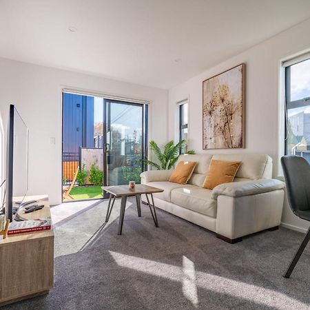King Bed On Hagley Park Corner In The Cbd Apartment Christchurch Bagian luar foto