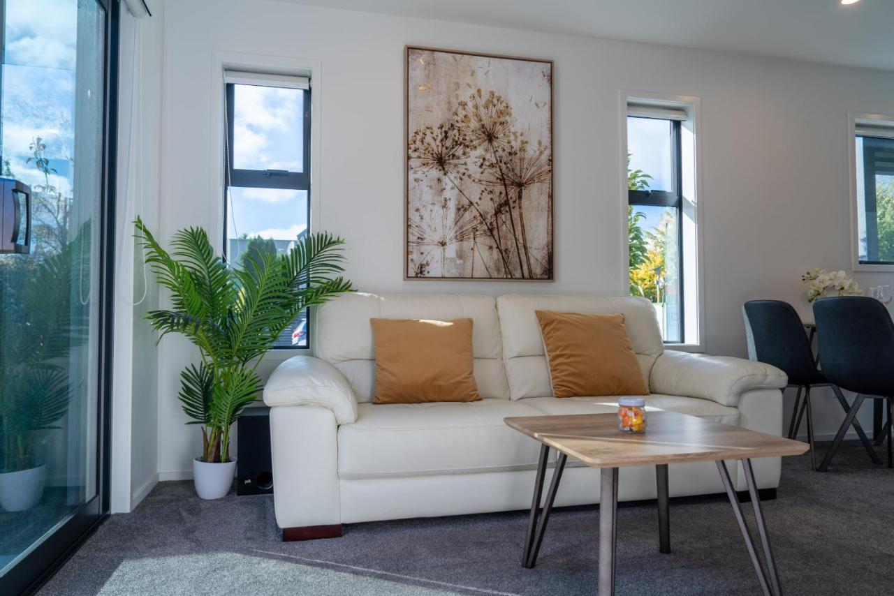King Bed On Hagley Park Corner In The Cbd Apartment Christchurch Bagian luar foto
