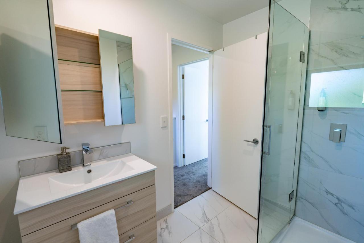 King Bed On Hagley Park Corner In The Cbd Apartment Christchurch Bagian luar foto