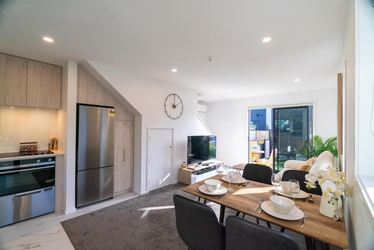King Bed On Hagley Park Corner In The Cbd Apartment Christchurch Bagian luar foto