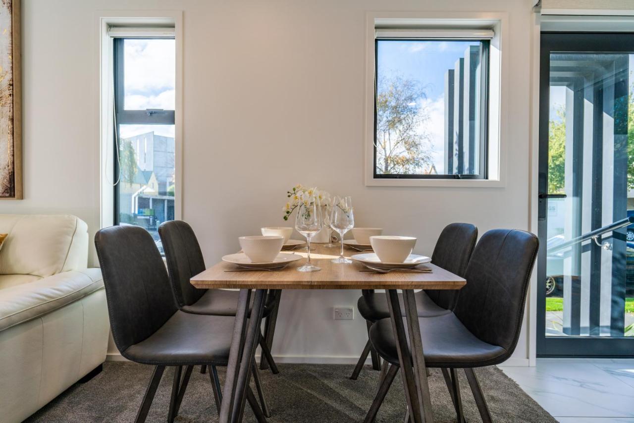 King Bed On Hagley Park Corner In The Cbd Apartment Christchurch Bagian luar foto