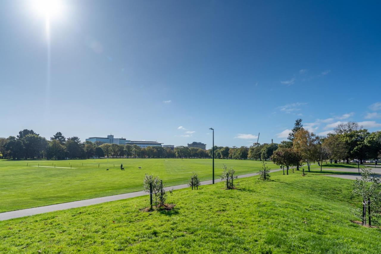 King Bed On Hagley Park Corner In The Cbd Apartment Christchurch Bagian luar foto