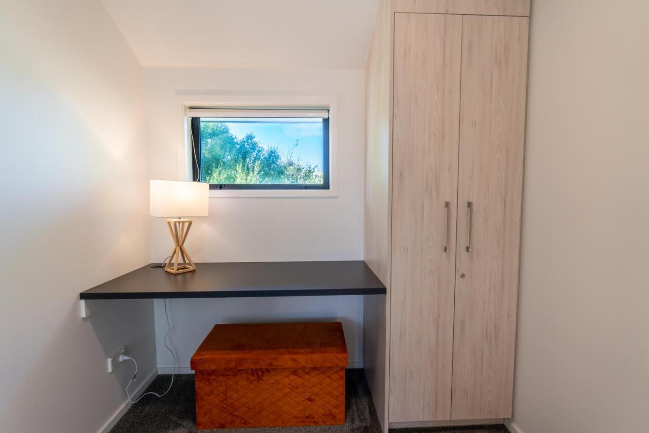 King Bed On Hagley Park Corner In The Cbd Apartment Christchurch Bagian luar foto