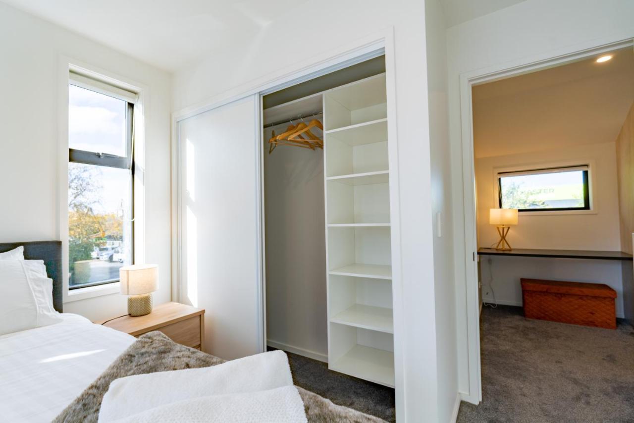 King Bed On Hagley Park Corner In The Cbd Apartment Christchurch Bagian luar foto