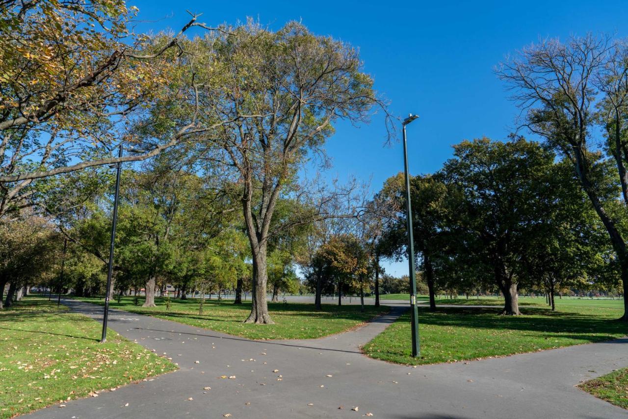 King Bed On Hagley Park Corner In The Cbd Apartment Christchurch Bagian luar foto