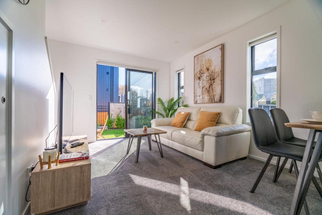 King Bed On Hagley Park Corner In The Cbd Apartment Christchurch Bagian luar foto