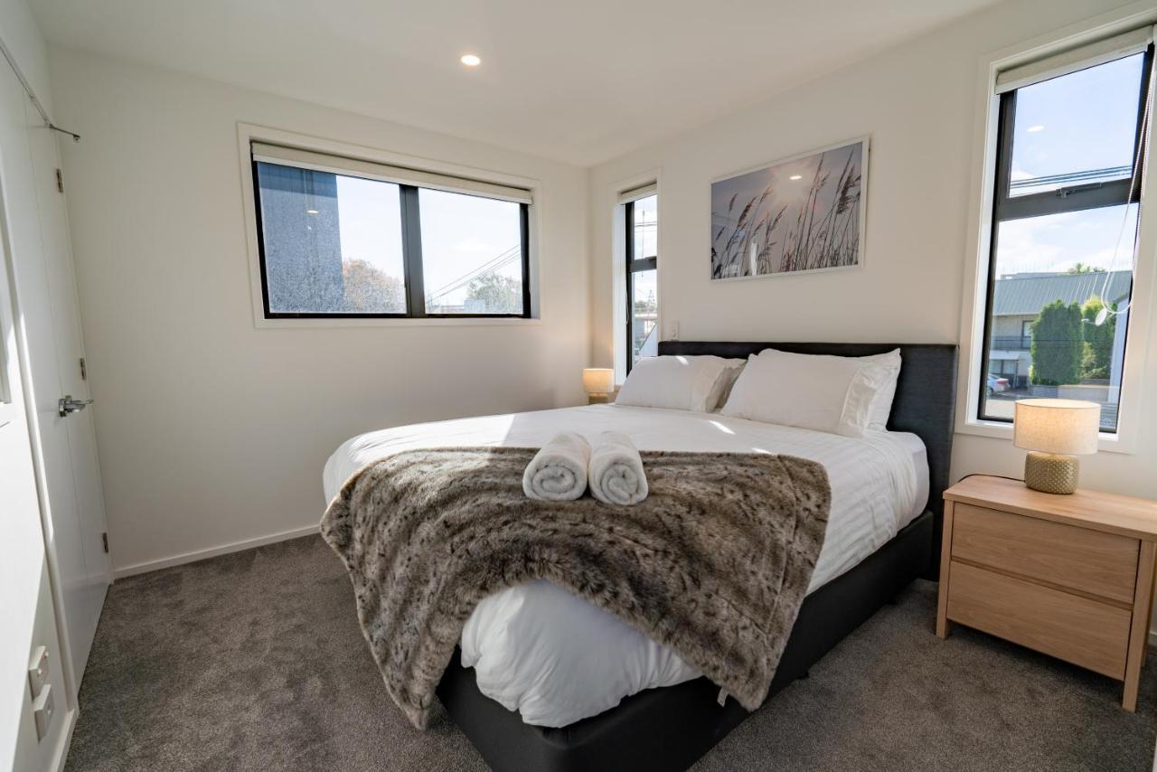 King Bed On Hagley Park Corner In The Cbd Apartment Christchurch Bagian luar foto