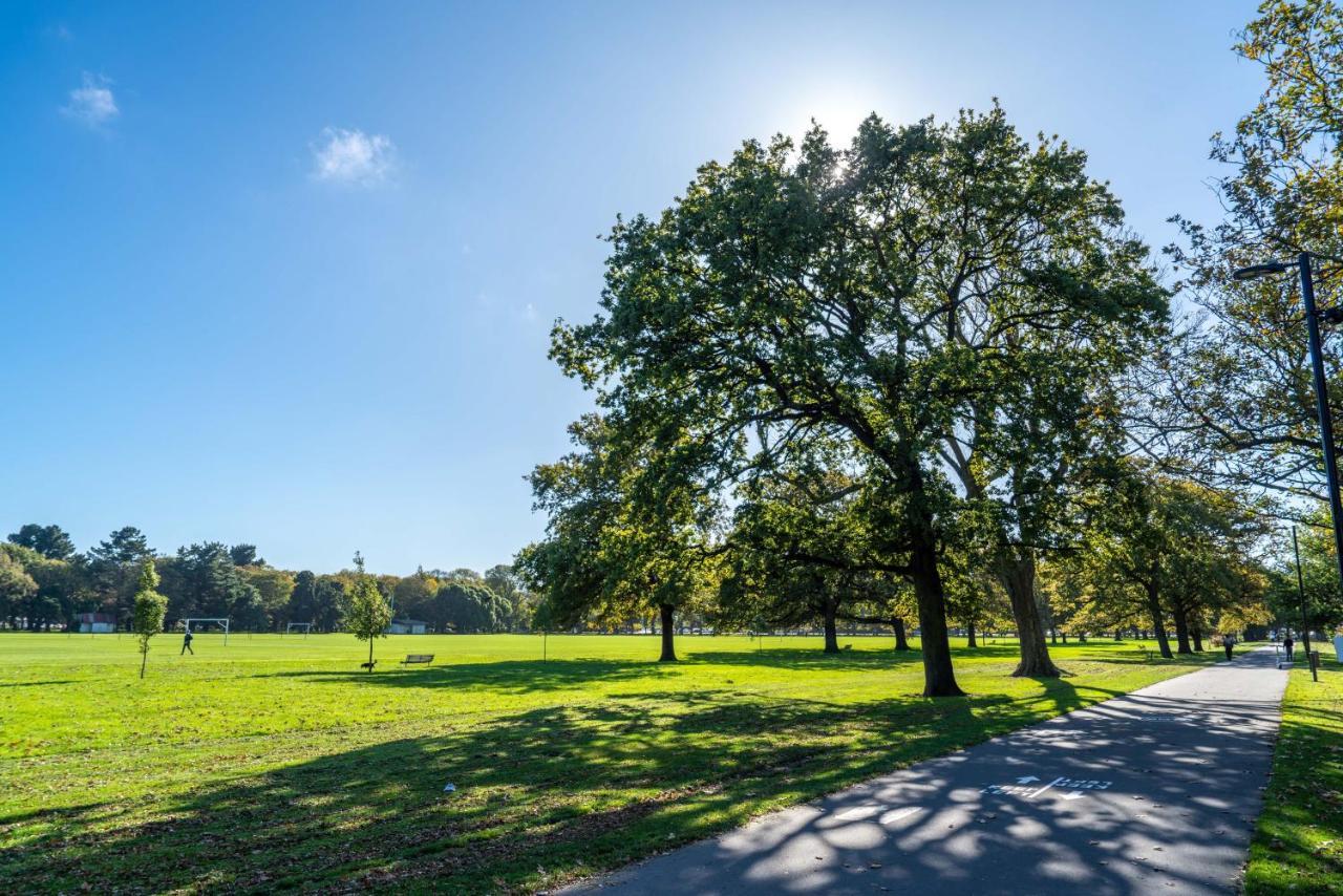 King Bed On Hagley Park Corner In The Cbd Apartment Christchurch Bagian luar foto