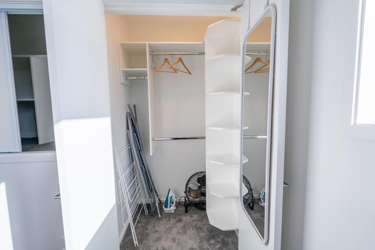 King Bed On Hagley Park Corner In The Cbd Apartment Christchurch Bagian luar foto